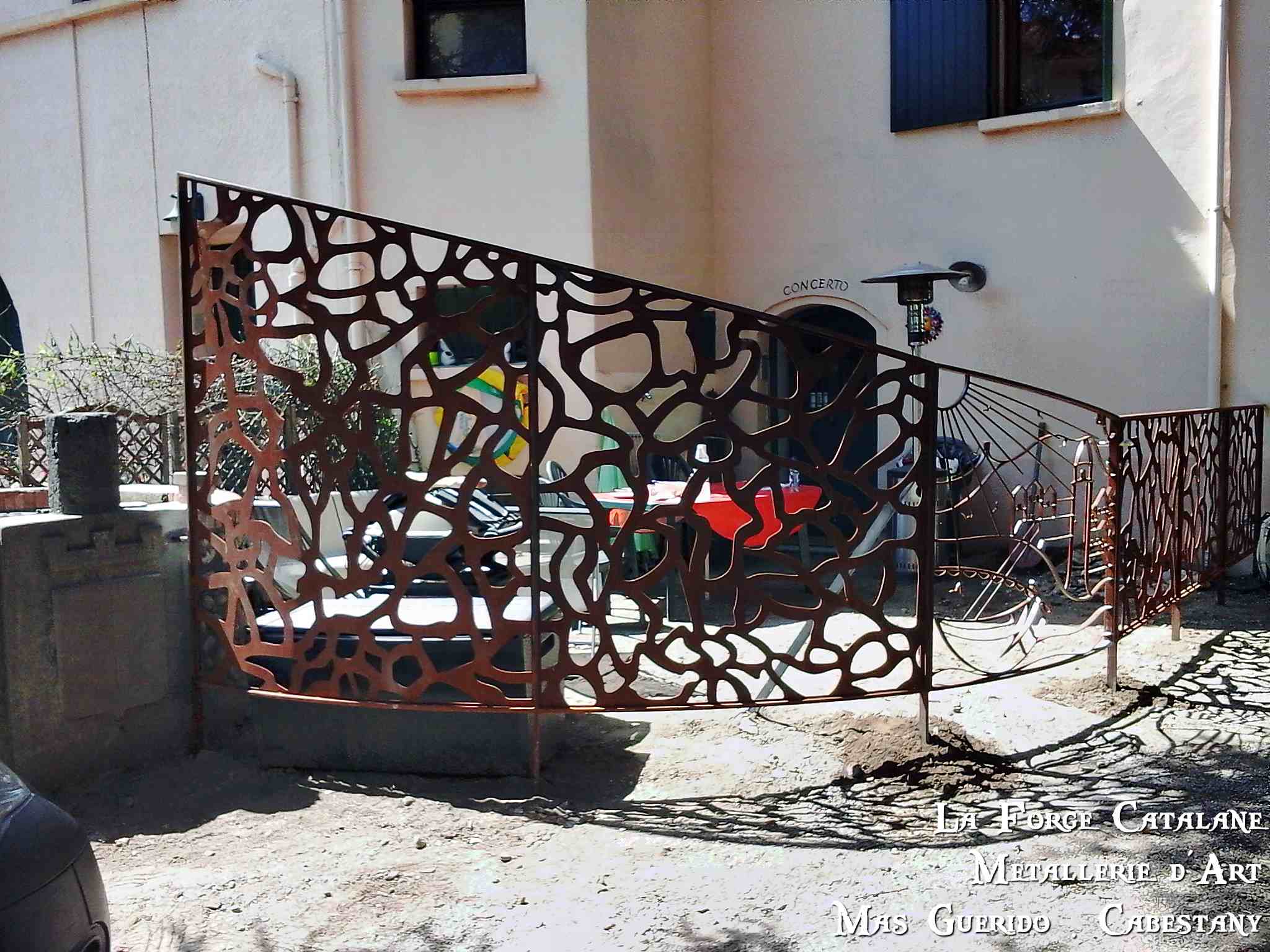 porte cintre corten vitrage vitre prieure de serrabone conseil general 66 forge catalane 2.jpg